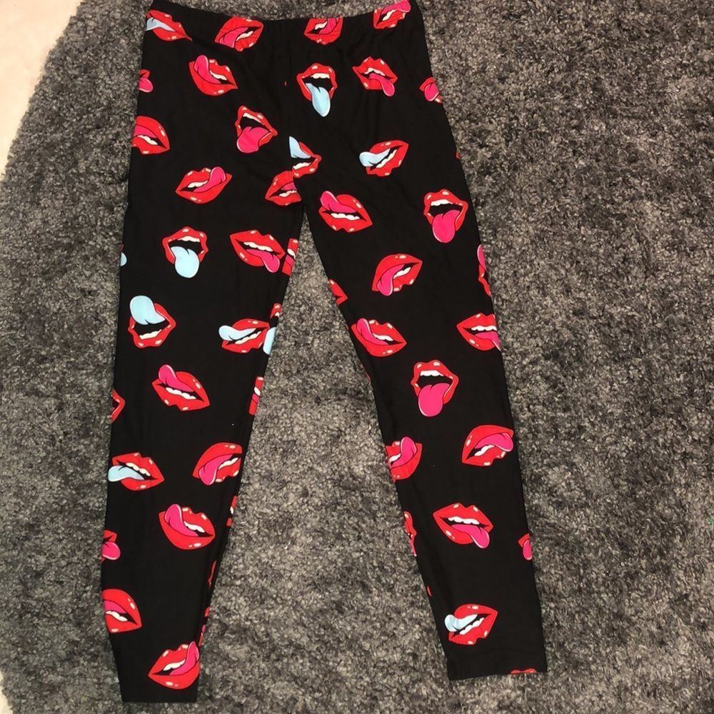 Callie lives black & Red kiss lips leggings- 1x